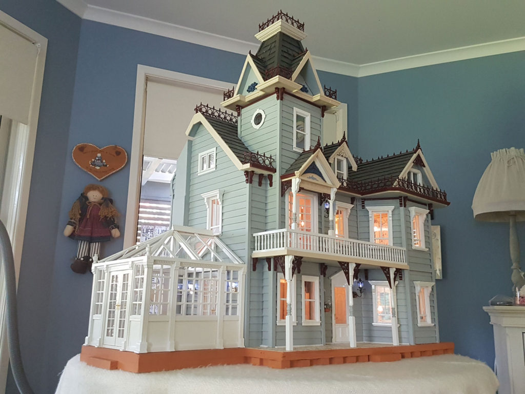 Homepageslid2 Victorian Dollhouses and Miniatures